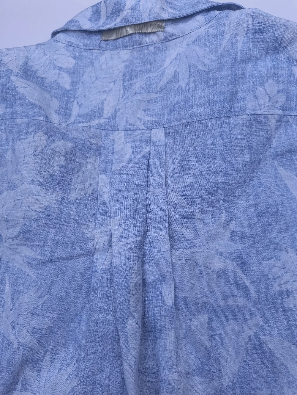 Tommy Bahama Light Blue and White Floral Button-Down Shirt W-S/P, 100℅ Linen - Picture 4 of 11